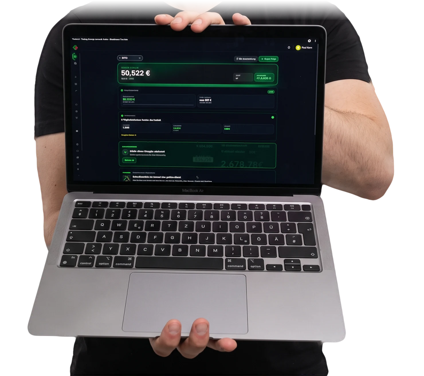 Trader hält einen Laptop mit dem TradePro-Dashboard